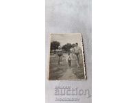 Снимка Варна Мъже жена и малко момченце 1958