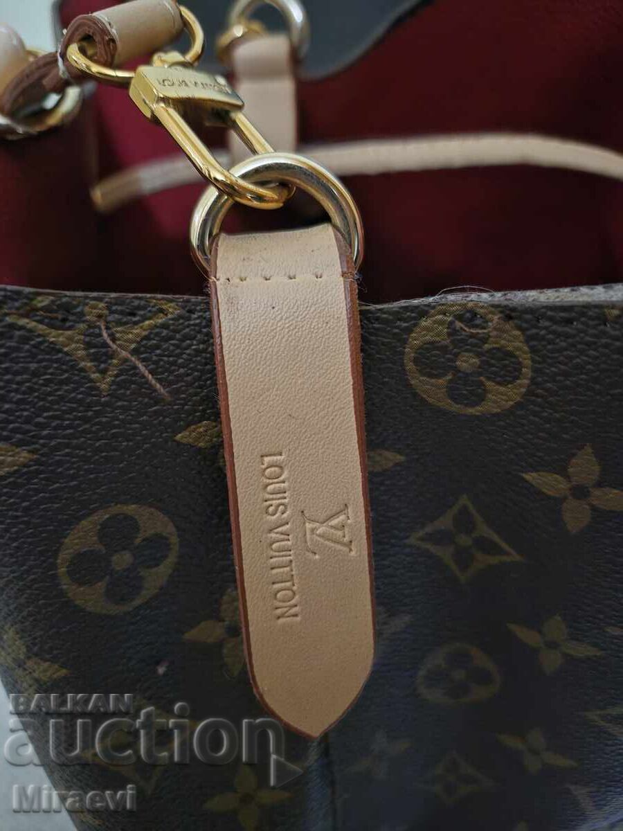 Доставка на Чанта за рамо Louis Vuitton