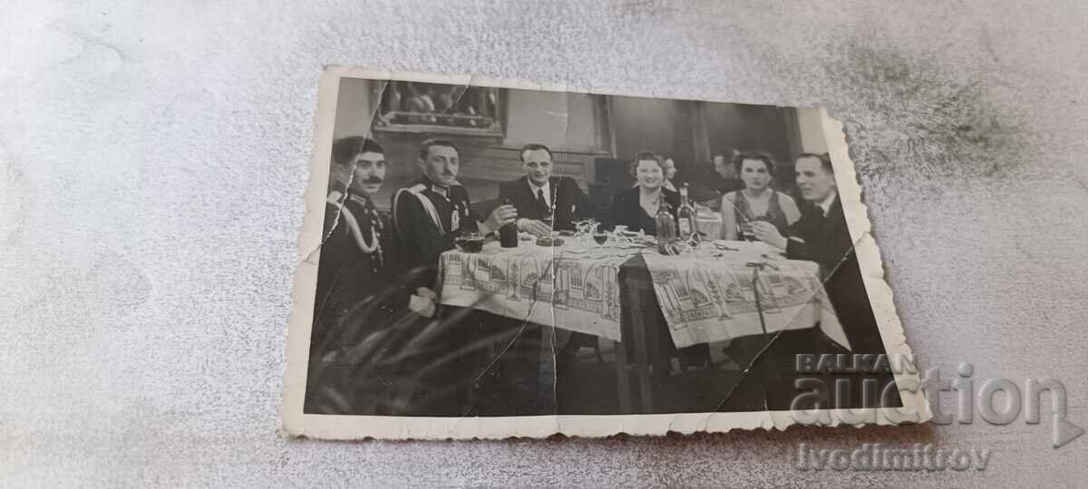 Снимка София Офицери мъже млади жени в ресторант 1941