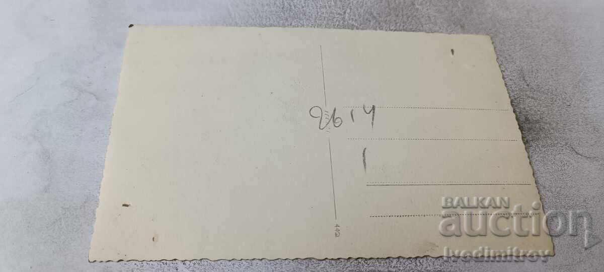Снимка София Мъж и две жени пред Съдебната палата с цена € 0.89 | 1.74 лв.