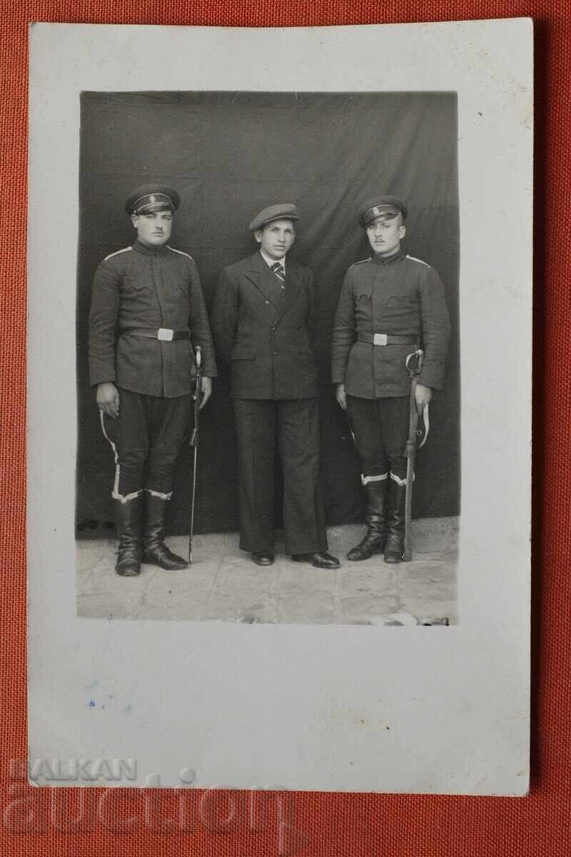 Военни