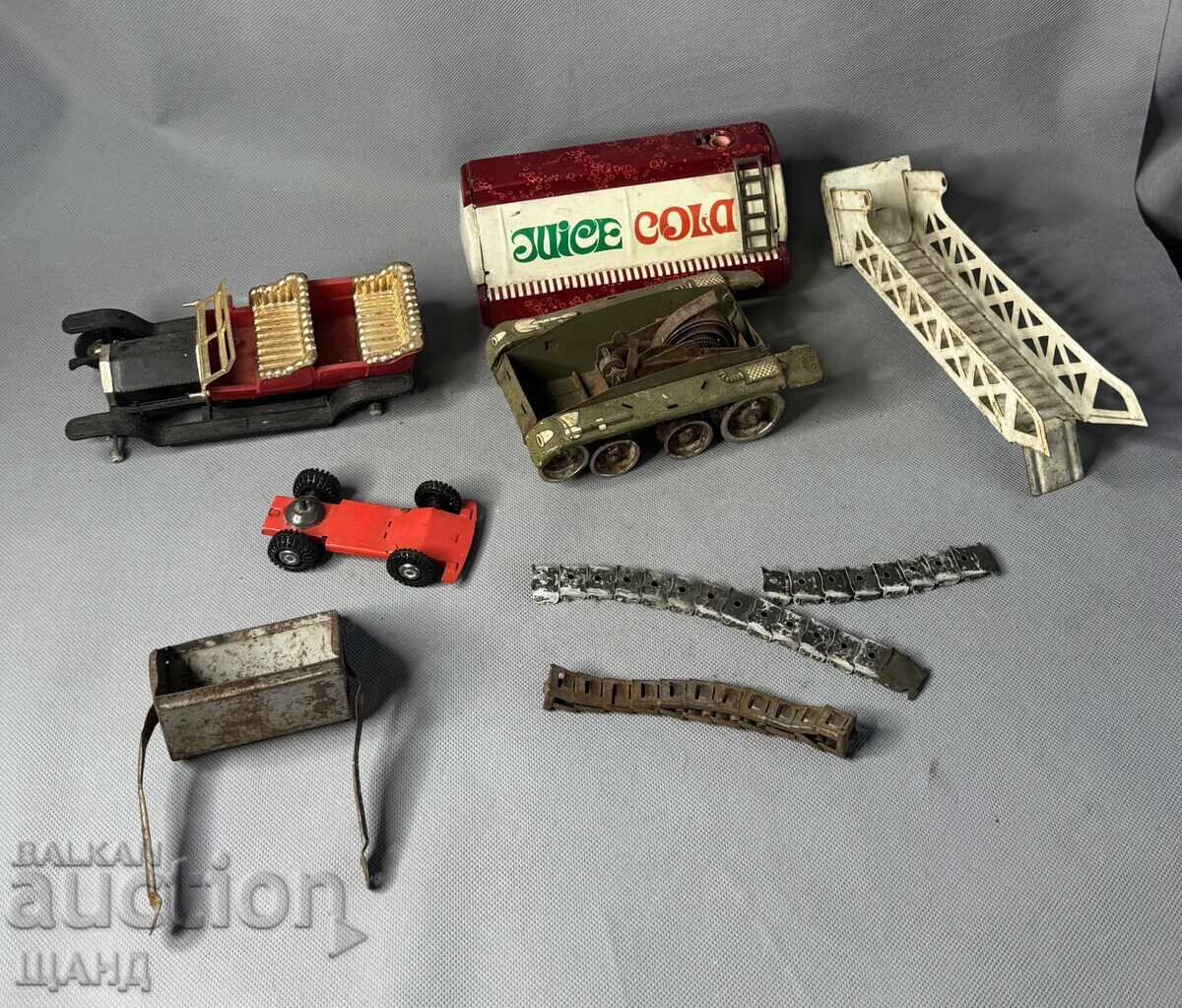 Licitație LOT JUCĂRII VECHI DIN METAL PENTRU PIESE TANC, MAȘINĂ, CAMION Licitație LOT JUCĂRII VECHI DIN METAL PENTRU PIESE TANC, MAȘINĂ, CAMION