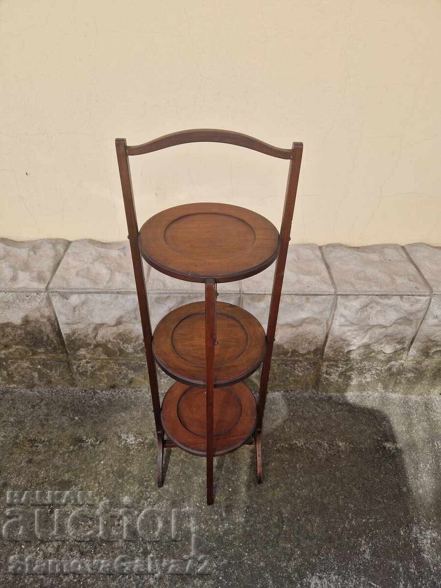 Minunată etajeră antică englezească din lemn pentru flori cu preț € 88.00 | 172.11 BGN Minunată etajeră antică englezească din lemn pentru flori cu preț € 88.00 | 172.11 BGN