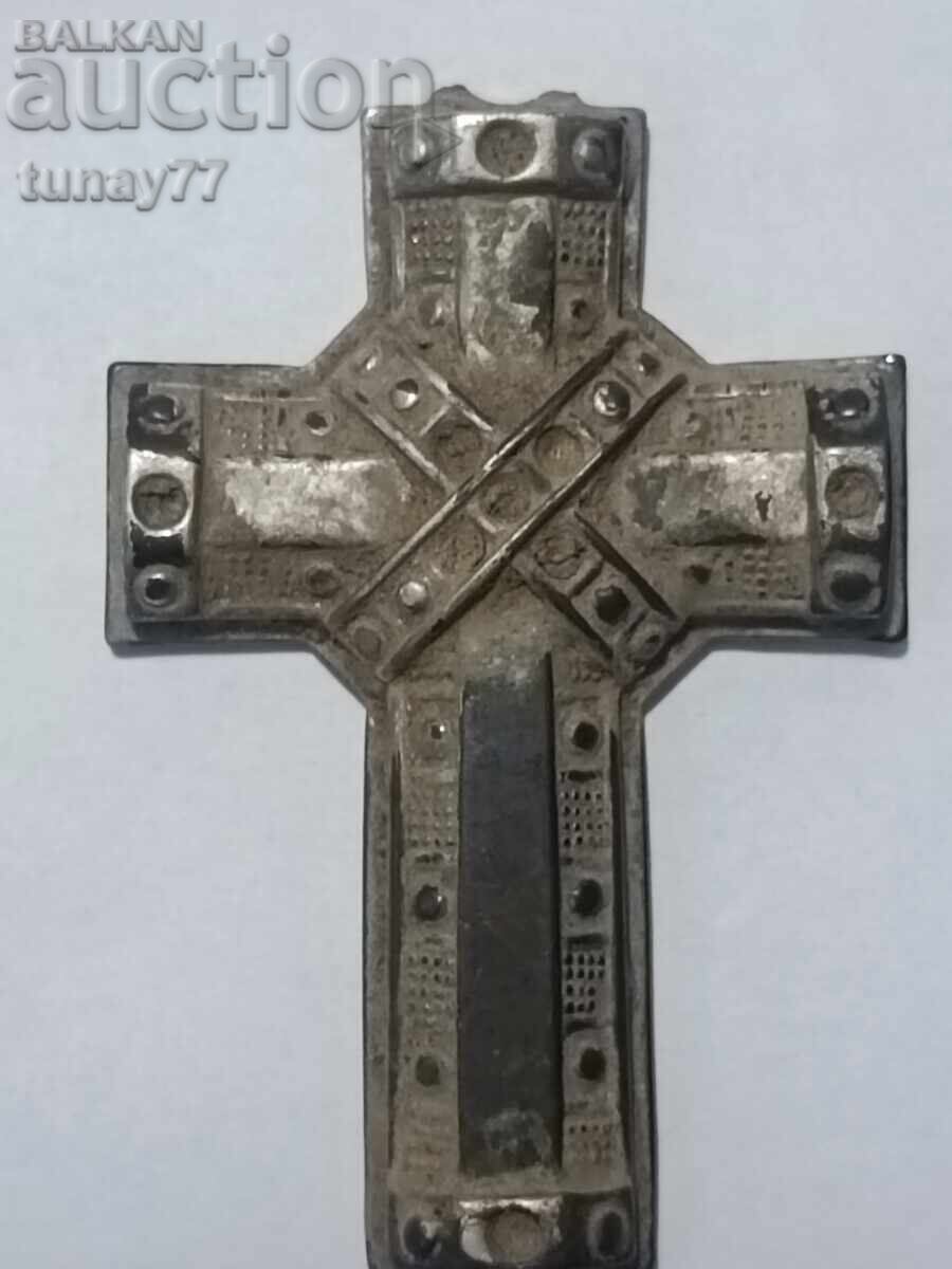 Livrarea Cruce-relicvar medievală, cunoscută sub numele de Encolpion. Orig
