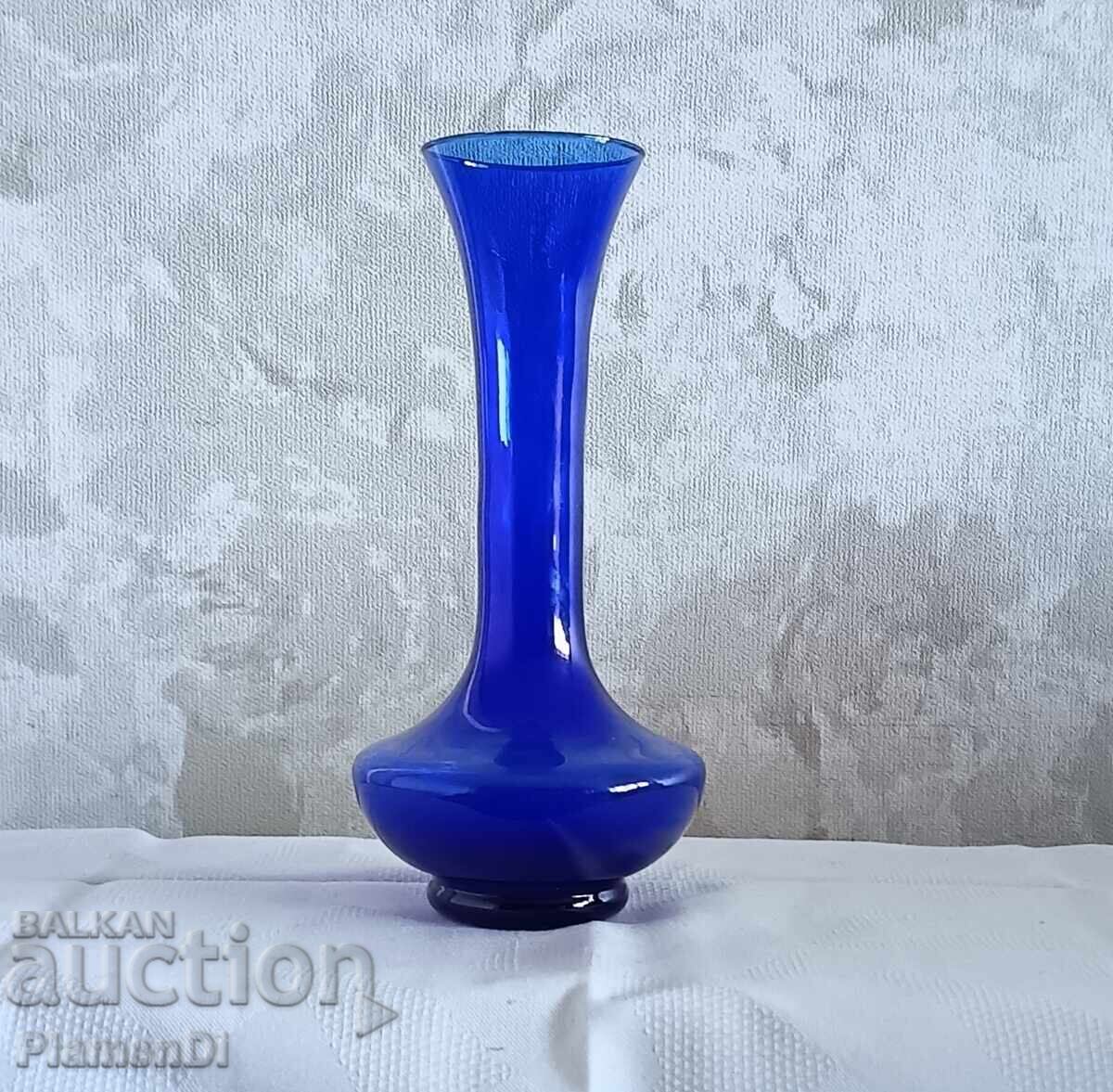 Vază retro din sticlă artistică albastru cobalt. Lucrată manual