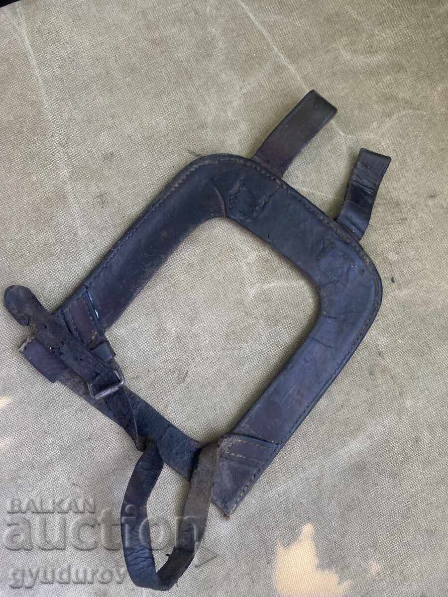Shoulder blade carrier
