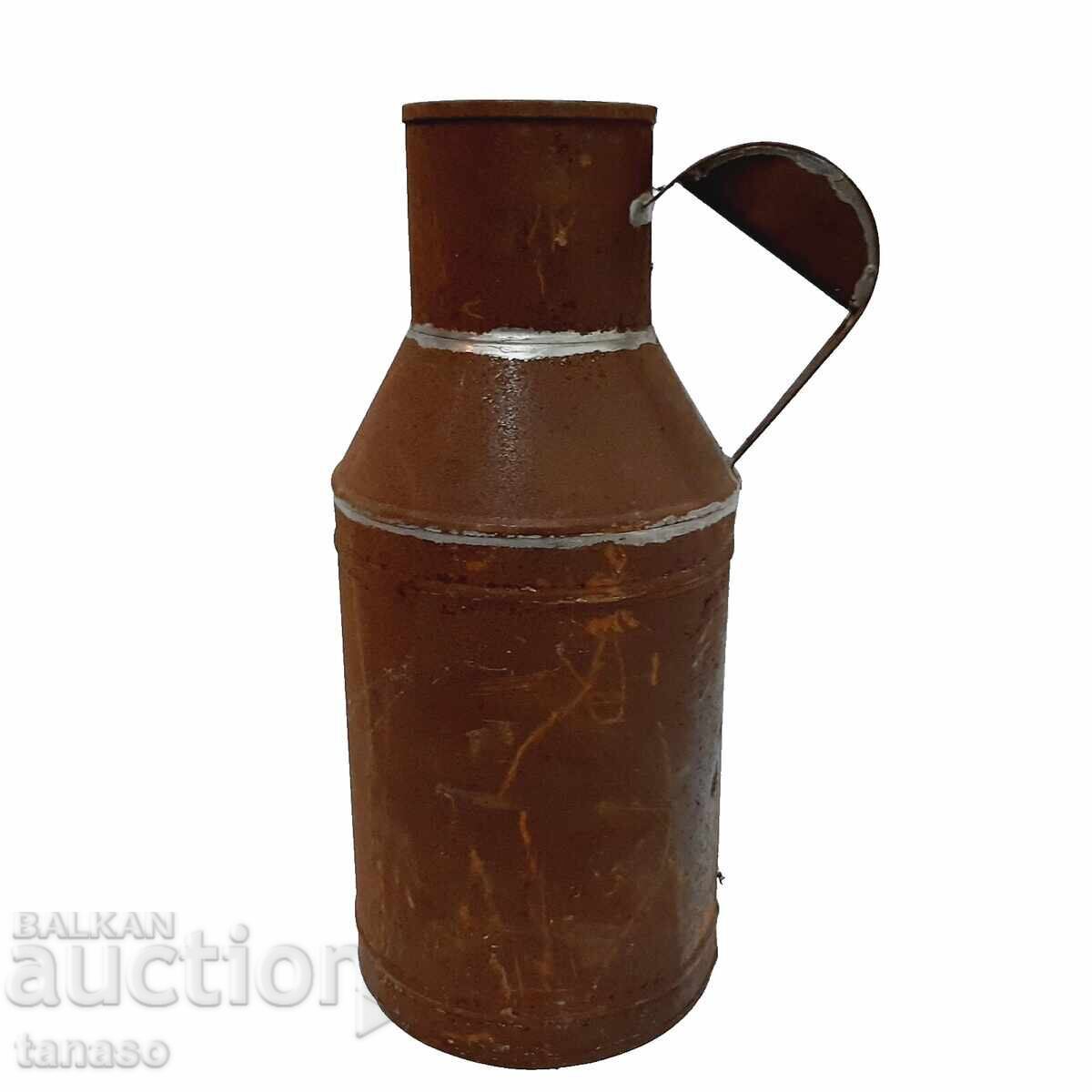 Găleată vintage din tablă pentru lapte, folosită, decor rustic
