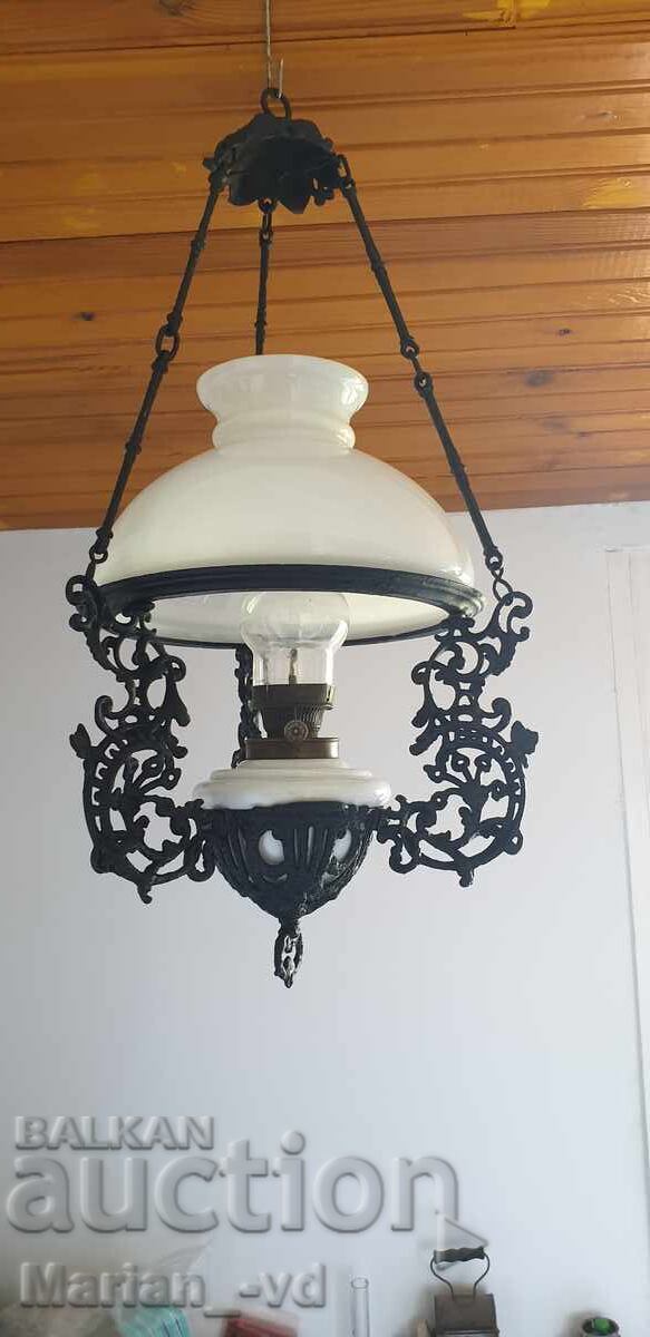 Vechi candelabru pe gaz din fontă cu abajur din sticlă cu preț € 150.00 | 293.38 BGN Vechi candelabru pe gaz din fontă cu abajur din sticlă cu preț € 150.00 | 293.38 BGN
