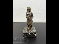 Statuetă din bronz reprezentând un cavaler pe bază de marmură nr. 8179