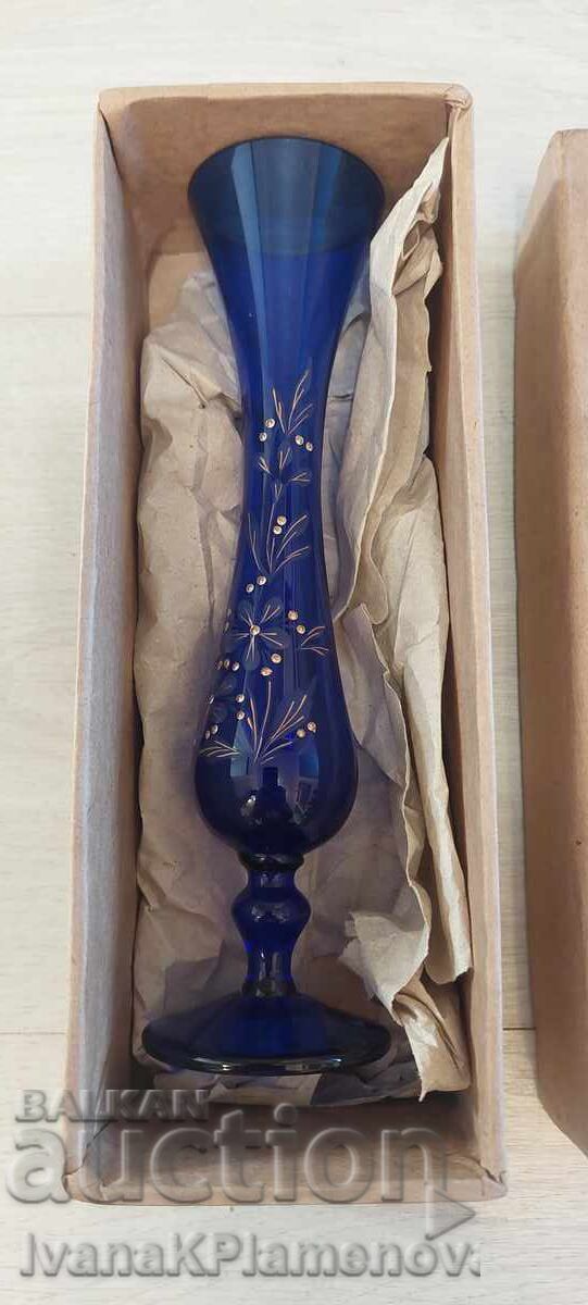 Vază vintage din sticlă albastră cu cutia originală cu preț € 16.00 | 31.29 BGN