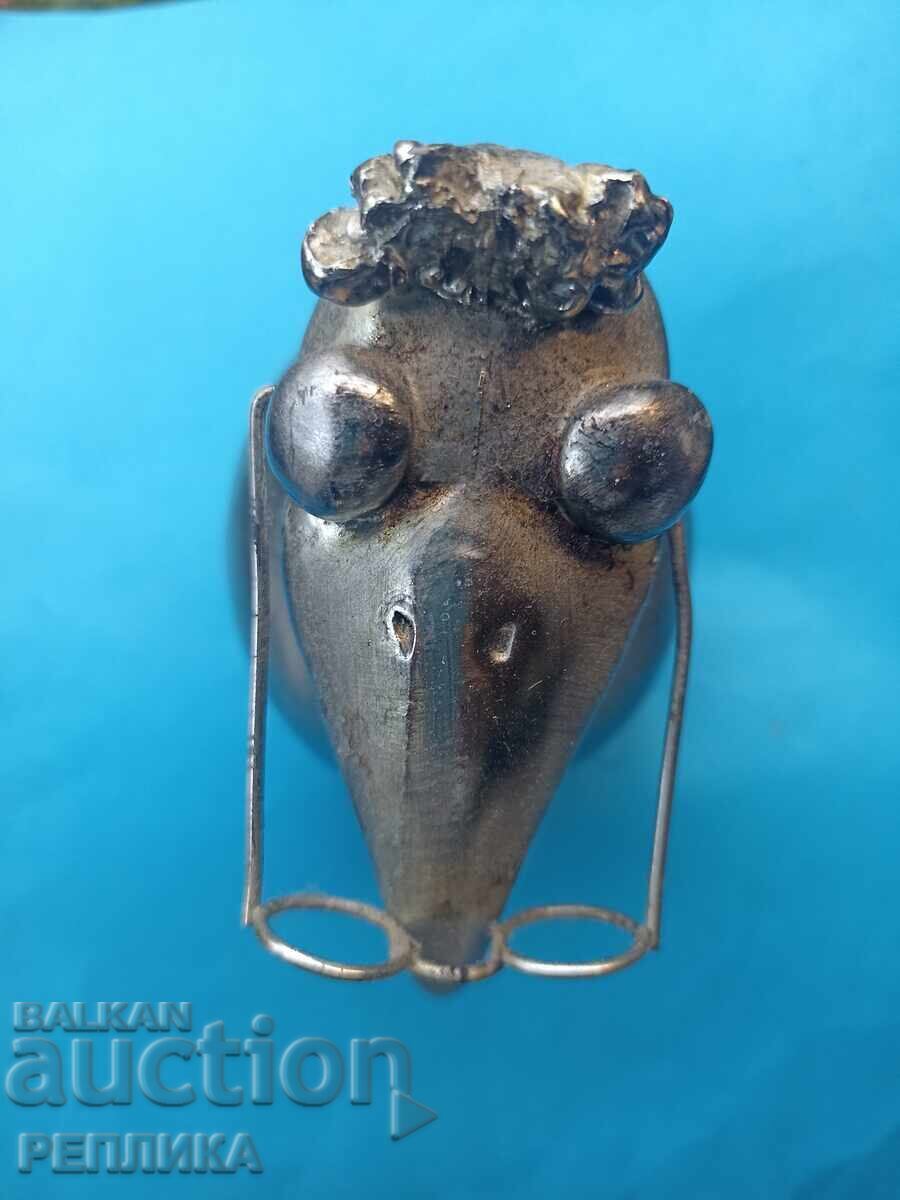 Licitație O figurină Licitație O figurină