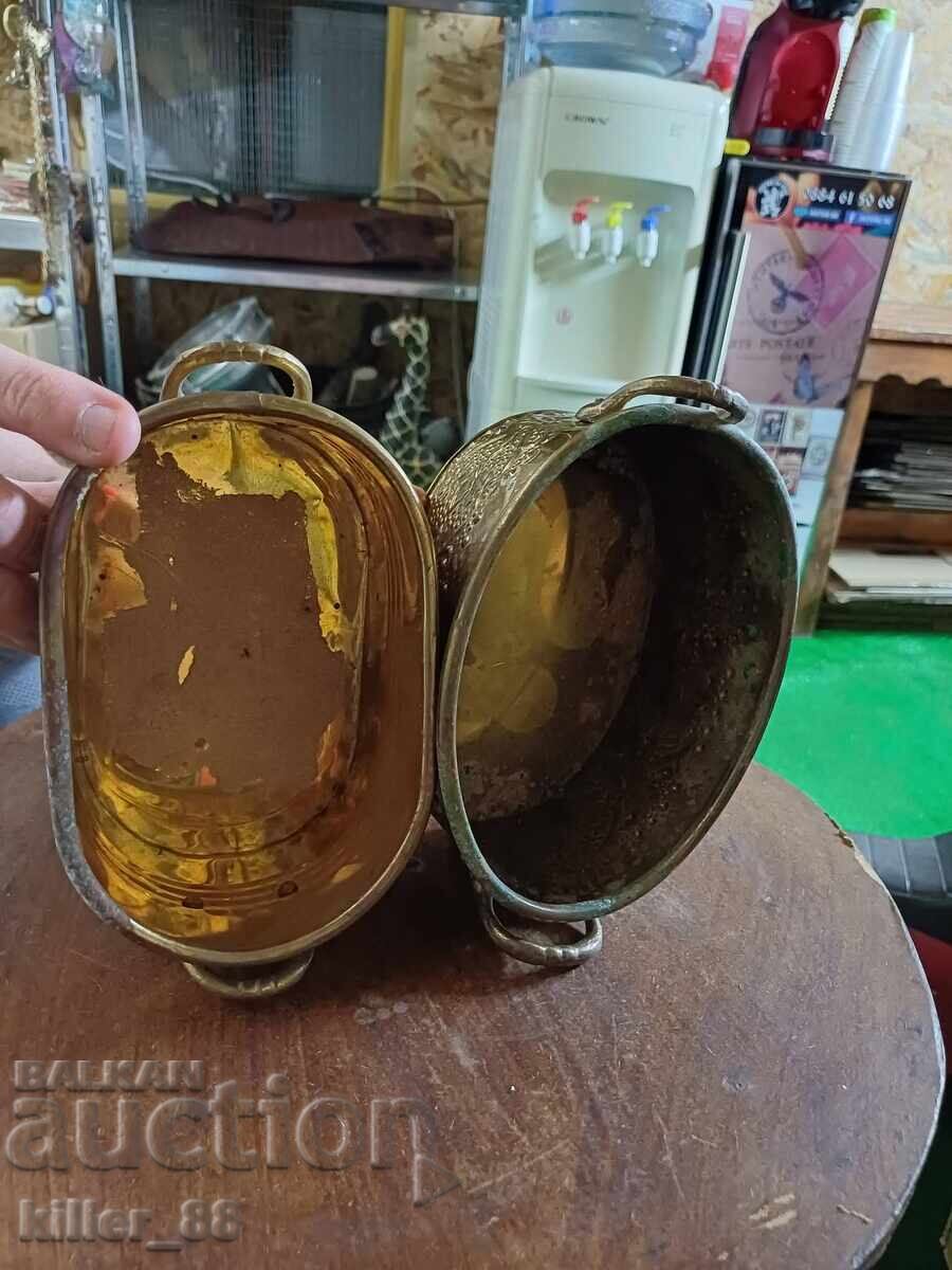 Παλιές ορειχάλκινες γλάστρες Παλιές ορειχάλκινες γλάστρες