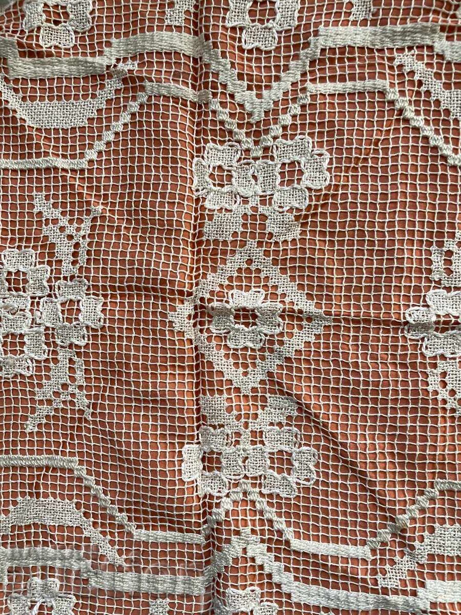 Față de masă 80/60 cm, batist cu preț € 19.95 | 39.02 BGN Față de masă 80/60 cm, batist cu preț € 19.95 | 39.02 BGN