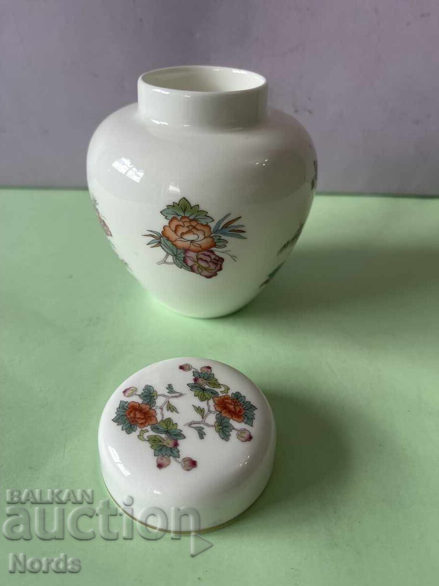 Frumos borcan din porțelan Wedgwood cu preț € 5.50 | 10.76 BGN Frumos borcan din porțelan Wedgwood cu preț € 5.50 | 10.76 BGN