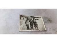 Fotografie Trei fete tinere pe plajă