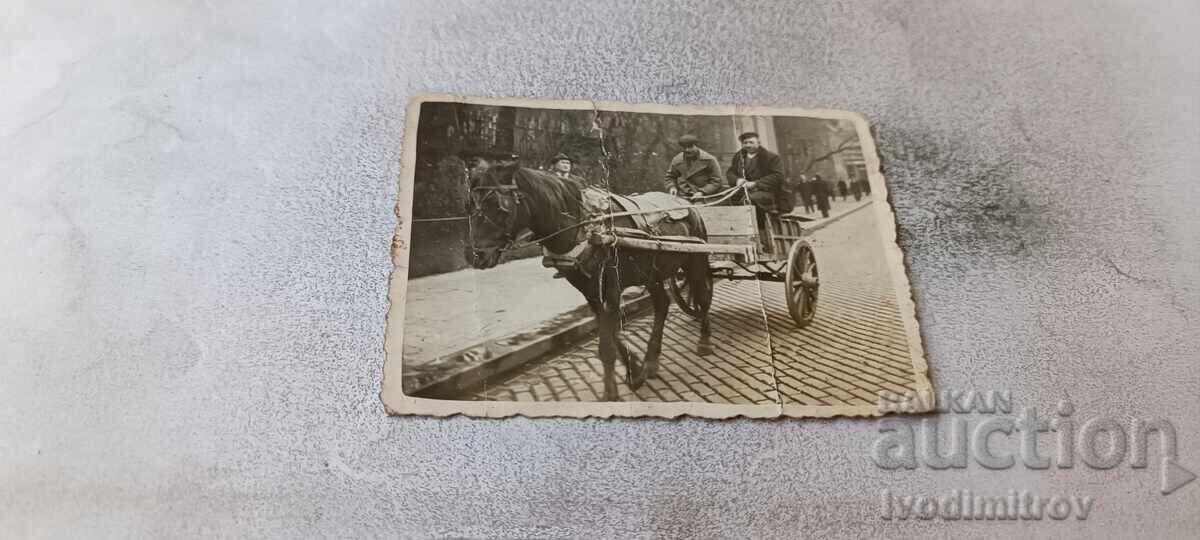 Φωτογραφία Σόφια Δύο άνδρες με δίτροχο κάρο στον δρόμο