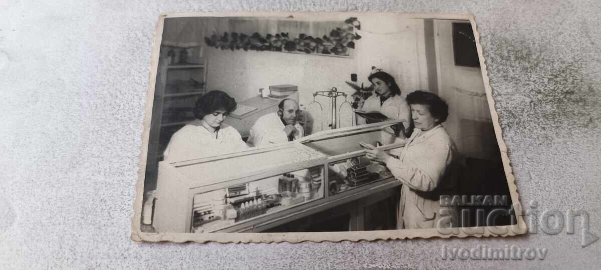 Fotografie Kocherinovo Bărbați și femei în halate albe 1965 Fotografie Kocherinovo Bărbați și femei în halate albe 1965