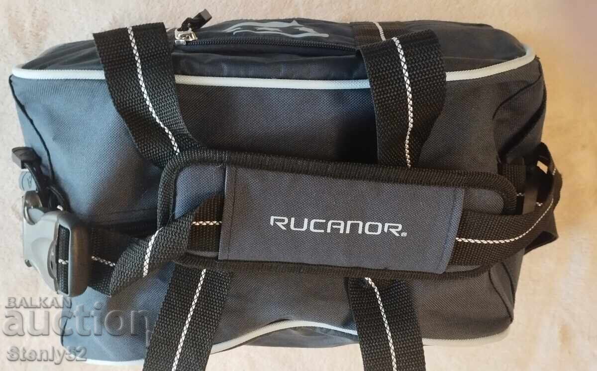 Αθλητική τσάντα RUCANOR με διαστάσεις 35/22/20 εκ., Καινούργια με τιμή € 25.00 | 48.90 BGN Αθλητική τσάντα RUCANOR με διαστάσεις 35/22/20 εκ., Καινούργια με τιμή € 25.00 | 48.90 BGN