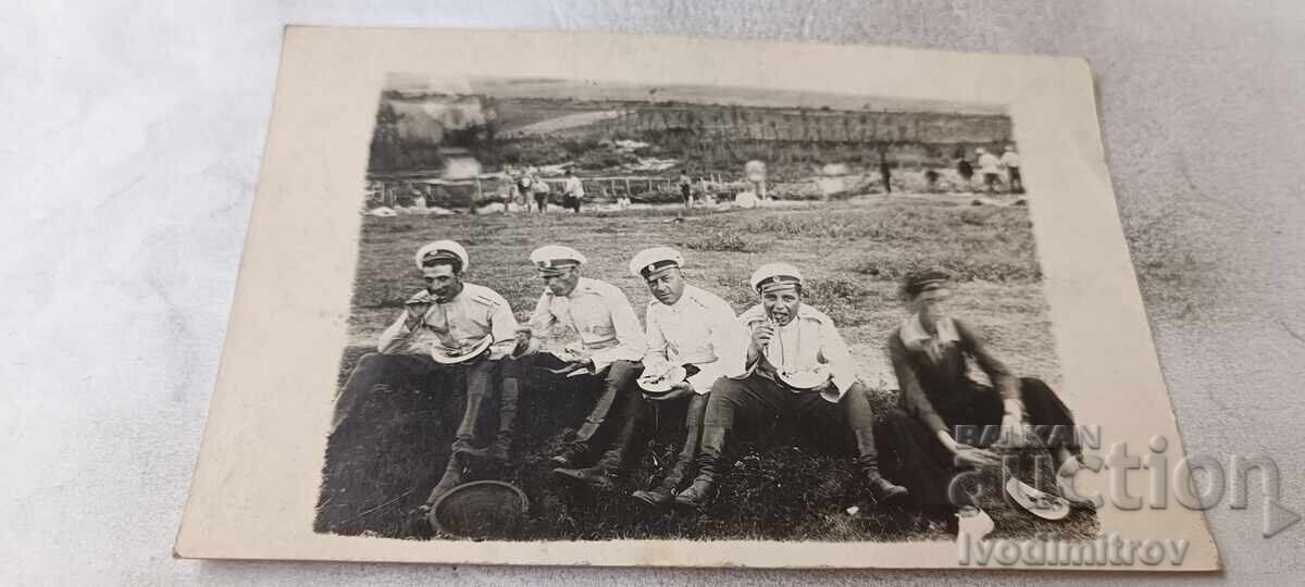 Fotografie ofițeri mâncând pepene