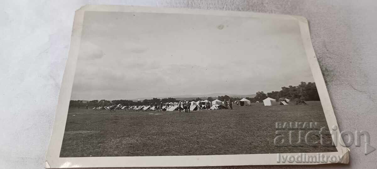 Fotografie ofițeri și soldați într-o tabără de corturi
