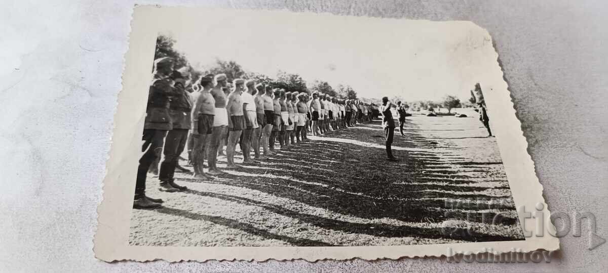 Fotografie Ofițeri și soldați aliniați în pantaloni scurți