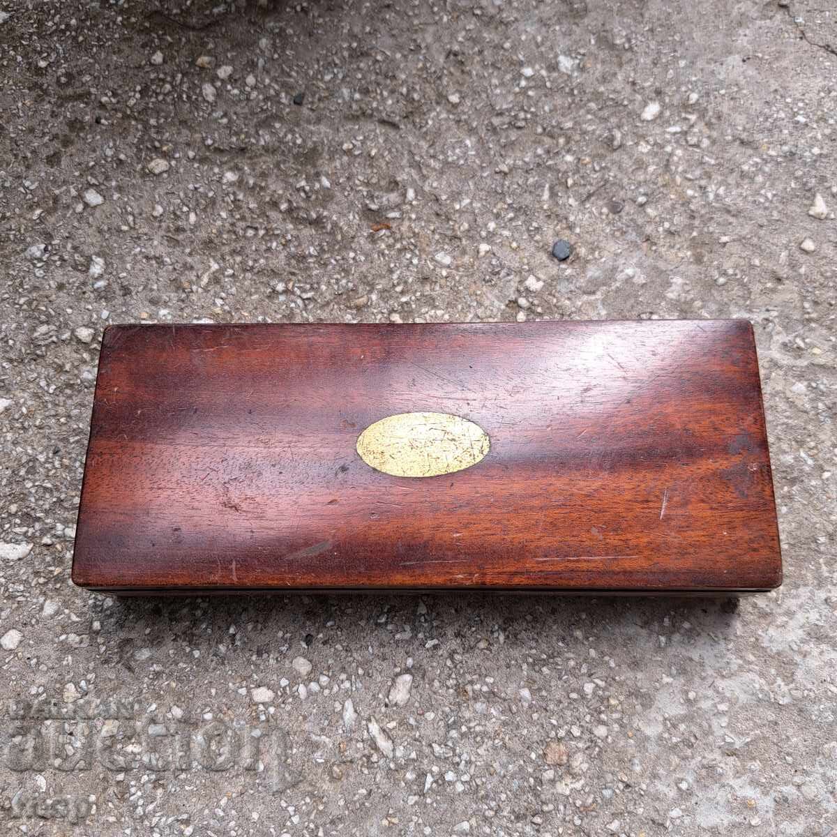 Set chirurgical britanic din secolul al XIX-lea, fildeș cu preț € 220.00 | 430.28 BGN