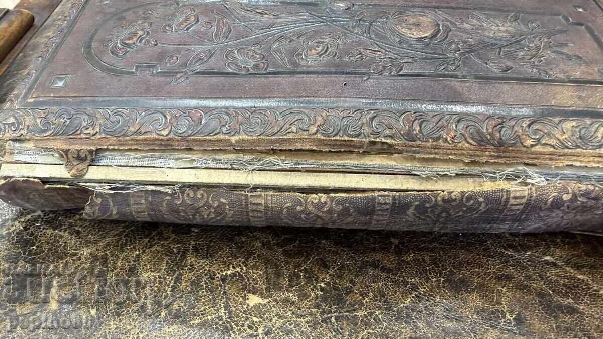 Family royal photo album from the end of the 19th century with price € 106.11 | 207.53 BGN