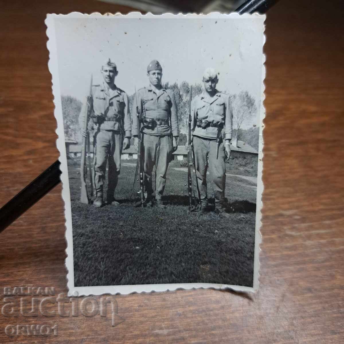 Soldați cu puști fotografie veche