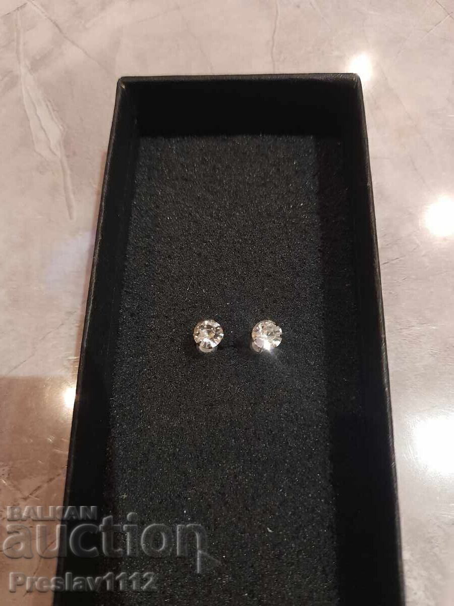 Cercei cu Zirconi 6mm cu preț € 0.01 | 0.02 BGN Cercei cu Zirconi 6mm cu preț € 0.01 | 0.02 BGN