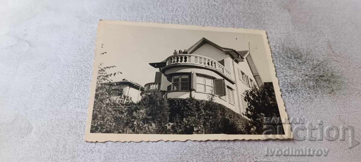 Fotografie Trei fete tinere pe balconul unei vile Fotografie Trei fete tinere pe balconul unei vile