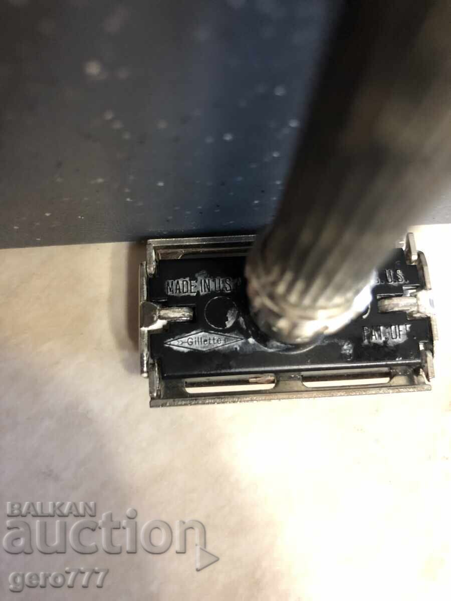 Livrarea APARAT DE RAS VECHI GILLETTE MADE IN USA