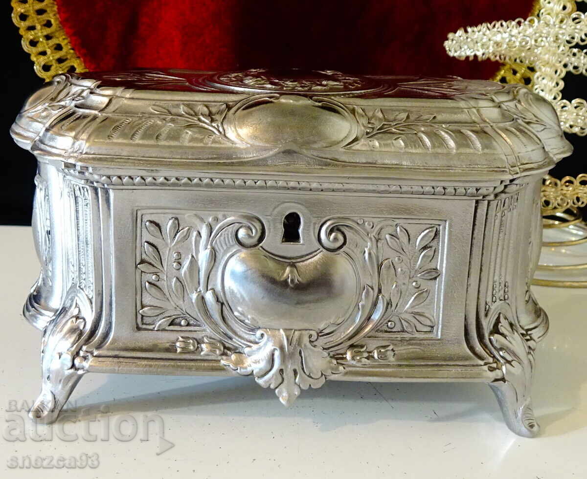 Cutie de bijuterii din cositor Osiris Germany, 1,1 kg, Art Nouveau cu preț € 149.00 | 291.42 BGN Cutie de bijuterii din cositor Osiris Germany, 1,1 kg, Art Nouveau cu preț € 149.00 | 291.42 BGN