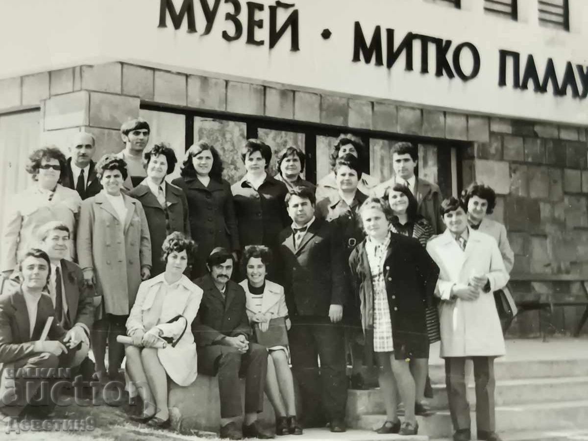 Licitație Grup de turiști în fața muzeului lui Mitko Palauzov, 1974 Licitație Grup de turiști în fața muzeului lui Mitko Palauzov, 1974