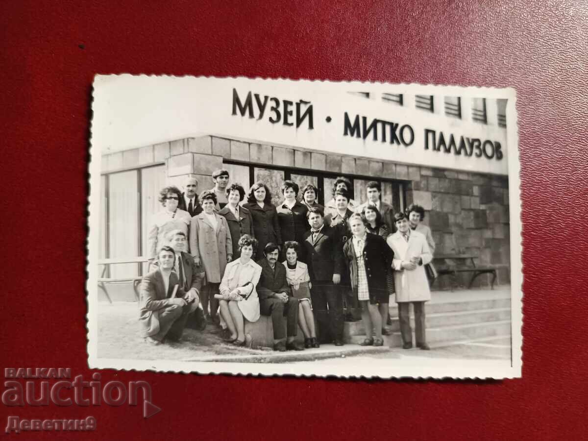 Grup de turiști în fața muzeului lui Mitko Palauzov, 1974 Grup de turiști în fața muzeului lui Mitko Palauzov, 1974