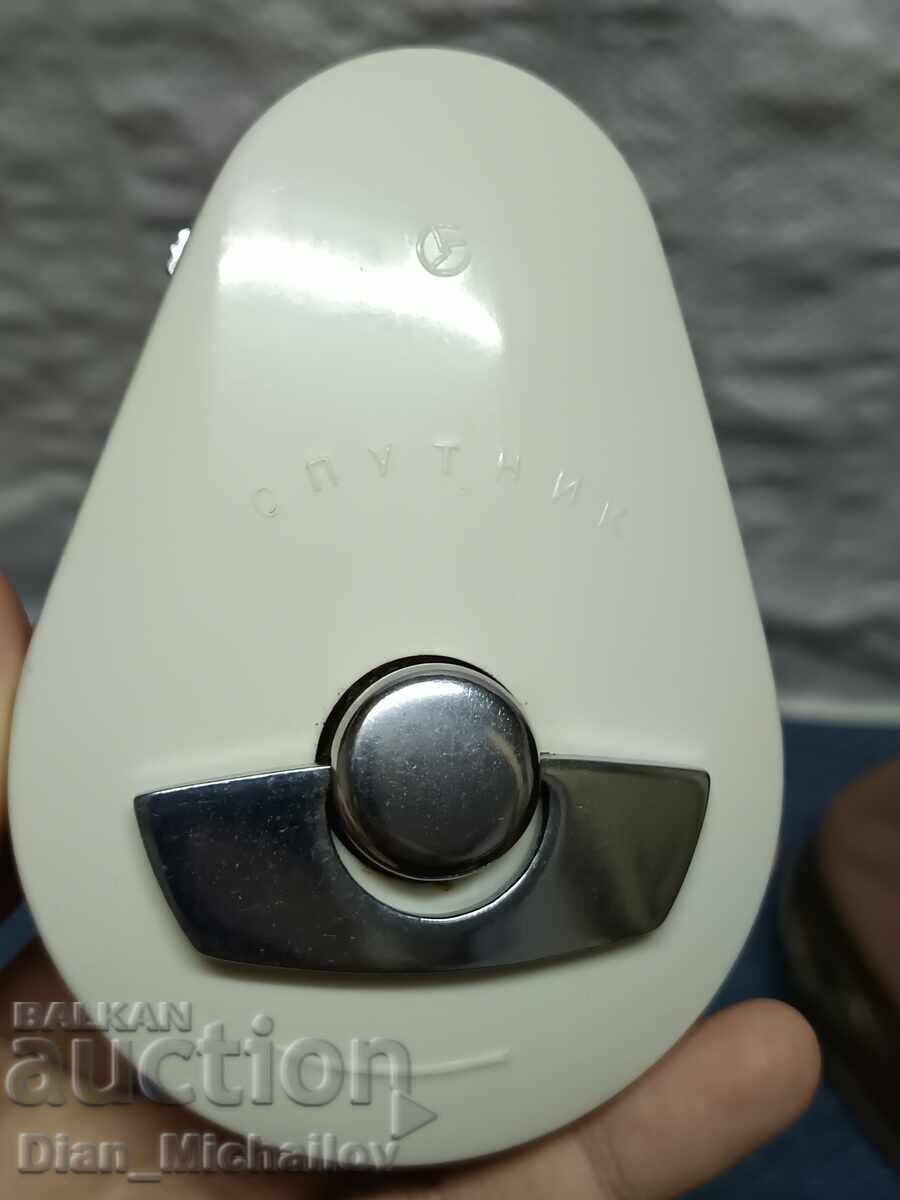 Vechi aparat de ras mecanic "Sputnik" cu preț € 25.00 | 48.90 BGN Vechi aparat de ras mecanic "Sputnik" cu preț € 25.00 | 48.90 BGN