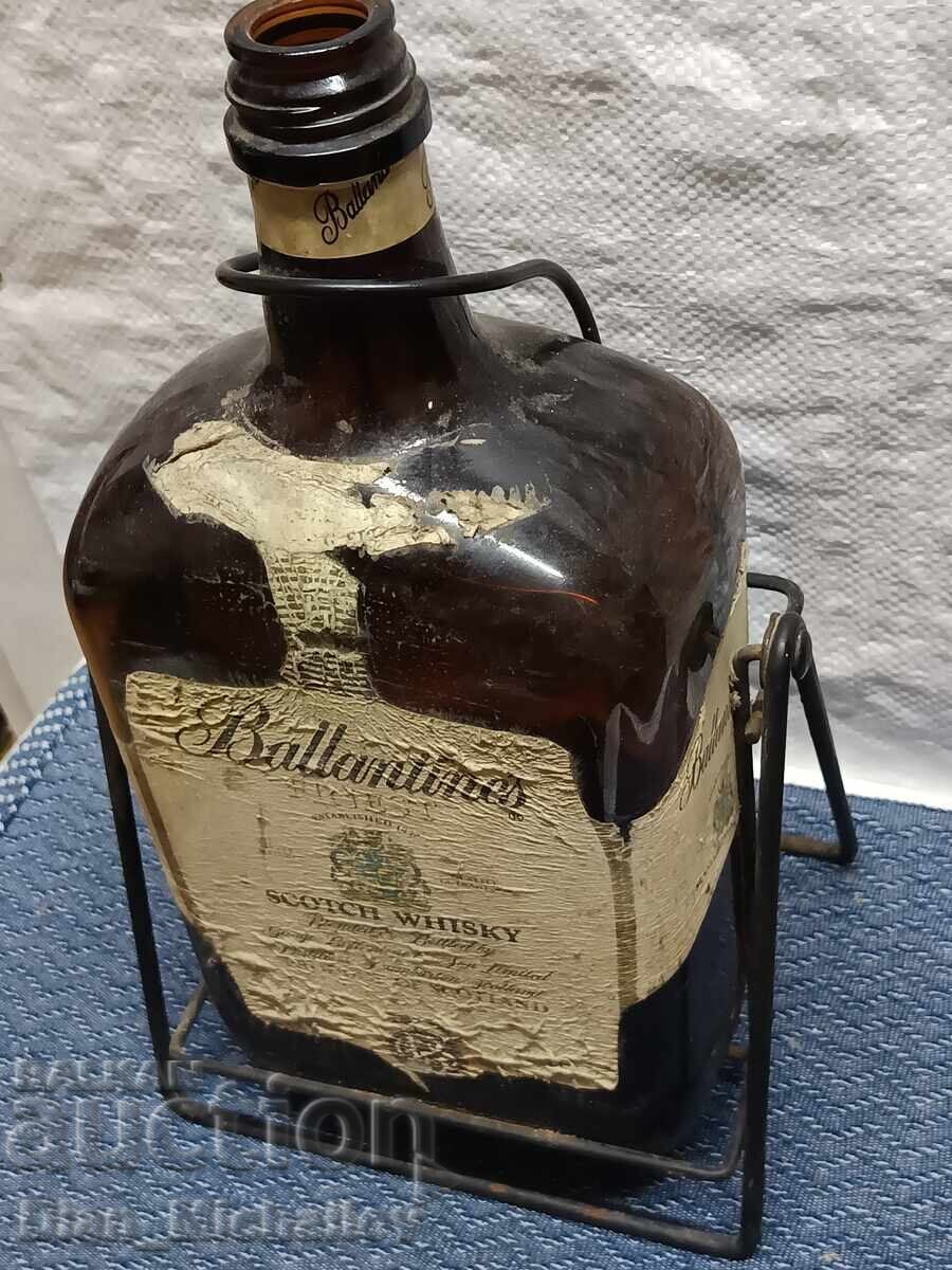 Sticlă veche de whisky cu leagăn cu preț € 5.00 | 9.78 BGN Sticlă veche de whisky cu leagăn cu preț € 5.00 | 9.78 BGN