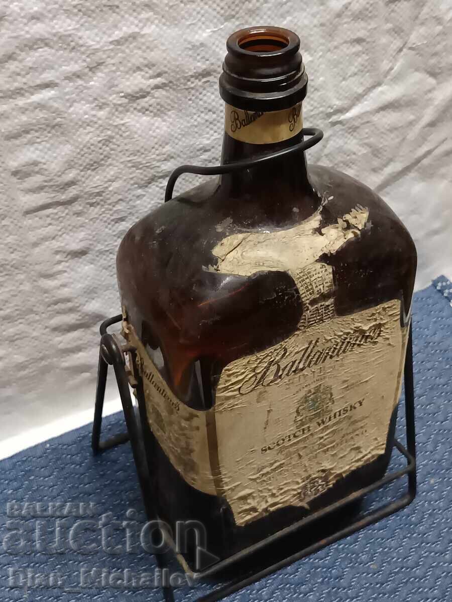 Livrarea Sticlă veche de whisky cu leagăn Livrarea Sticlă veche de whisky cu leagăn