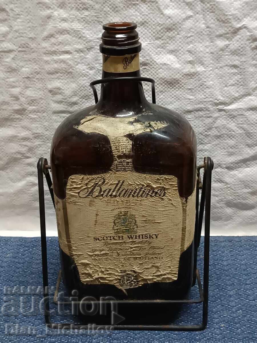 Sticlă veche de whisky cu leagăn Sticlă veche de whisky cu leagăn