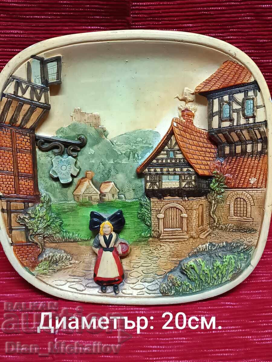 Tablou vechi din ceramică în relief