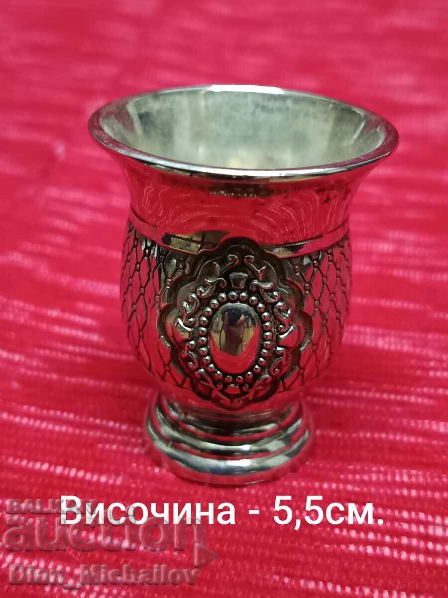 Mică ceașcă argintată
