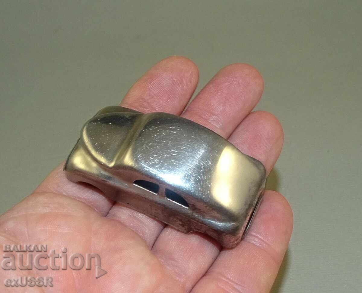 Veche mașinuță metalică din tablă GAZ 20 Pobeda? Veche mașinuță metalică din tablă GAZ 20 Pobeda?