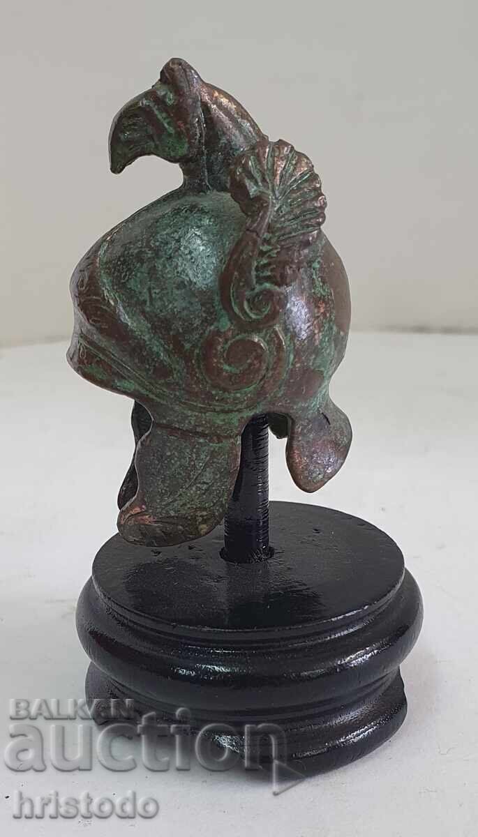 Cască din bronz, tip "Chalcidian" - statuetă, sculptură cu preț € 20.00 | 39.12 BGN Cască din bronz, tip "Chalcidian" - statuetă, sculptură cu preț € 20.00 | 39.12 BGN