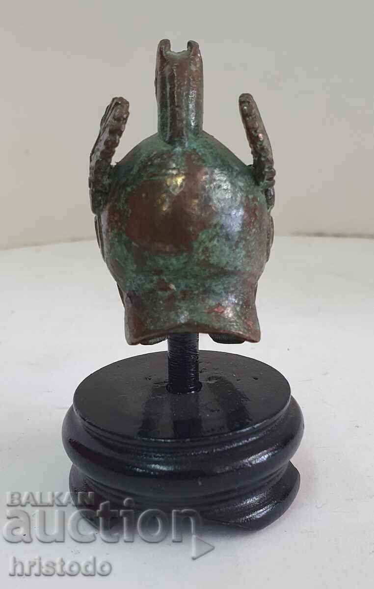Licitație Cască din bronz, tip "Chalcidian" - statuetă, sculptură Licitație Cască din bronz, tip "Chalcidian" - statuetă, sculptură