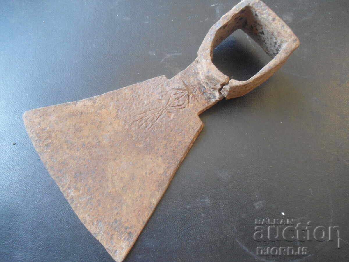 Licitație Unealtă agricolă veche din fier forjat, gravată, decor interior Licitație Unealtă agricolă veche din fier forjat, gravată, decor interior
