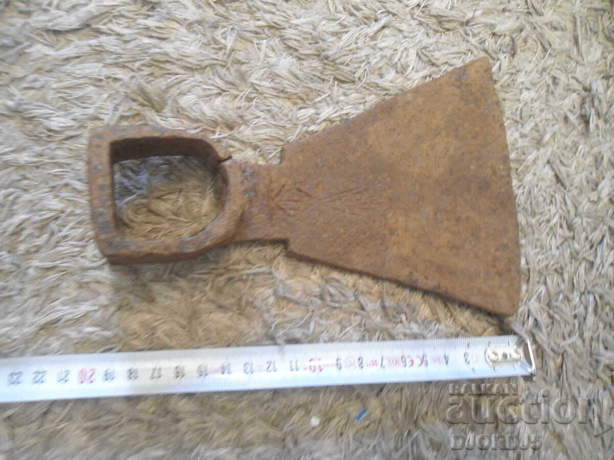 Unealtă agricolă veche din fier forjat, gravată, decor interior - 5 Unealtă agricolă veche din fier forjat, gravată, decor interior - 5