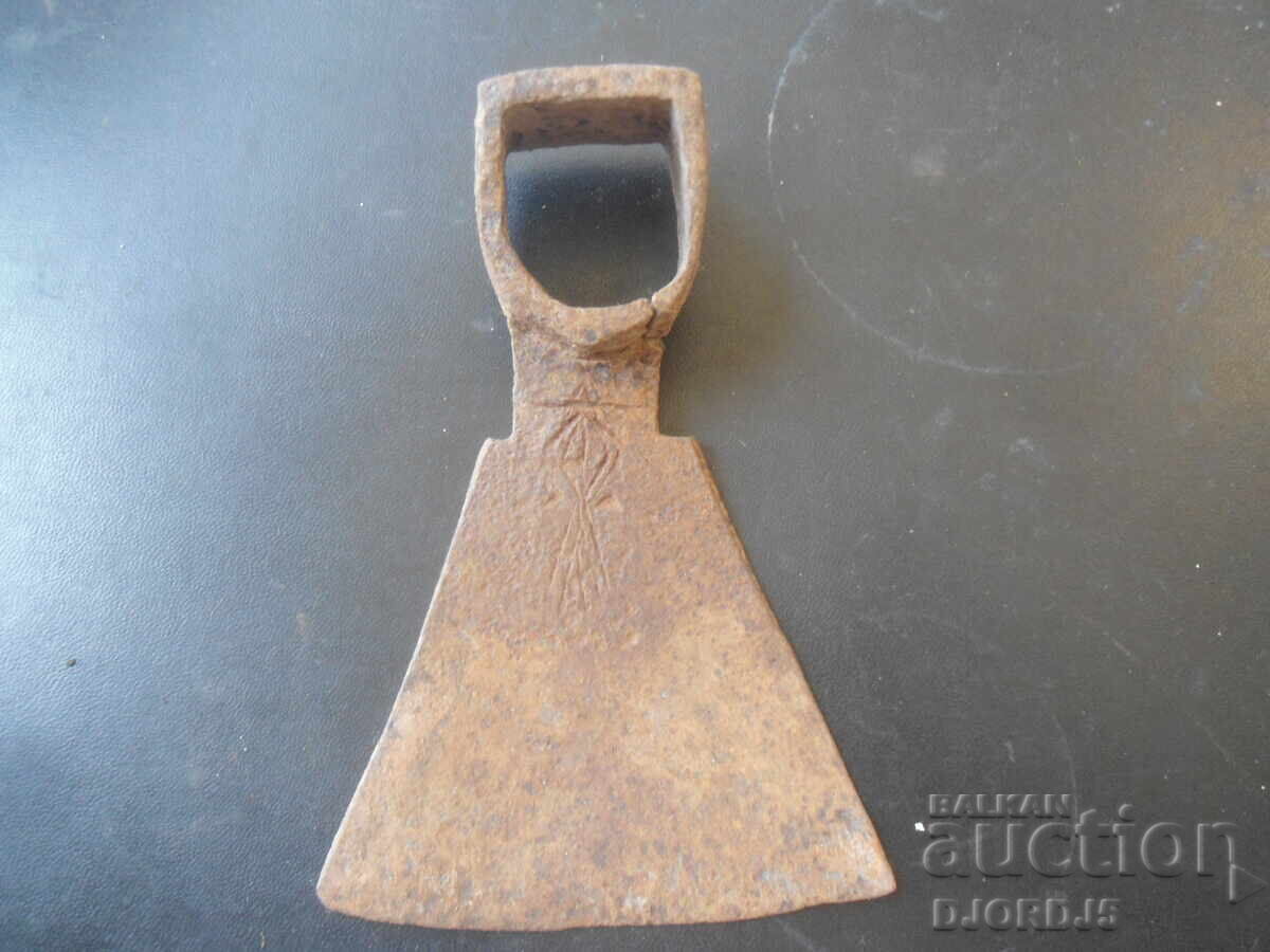Unealtă agricolă veche din fier forjat, gravată, decor interior Unealtă agricolă veche din fier forjat, gravată, decor interior