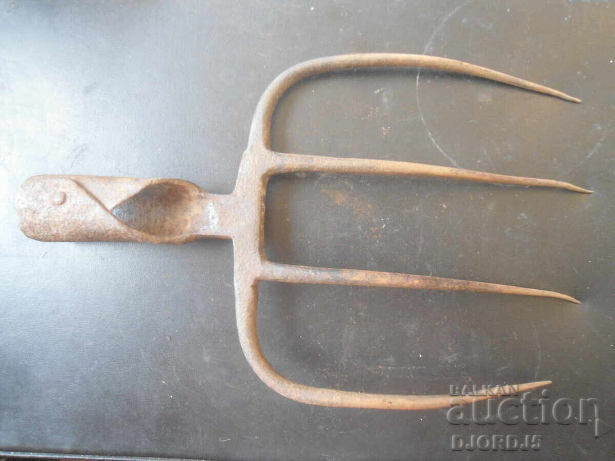 Unealtă agricolă veche, furcă cu preț € 2.00 | 3.91 BGN