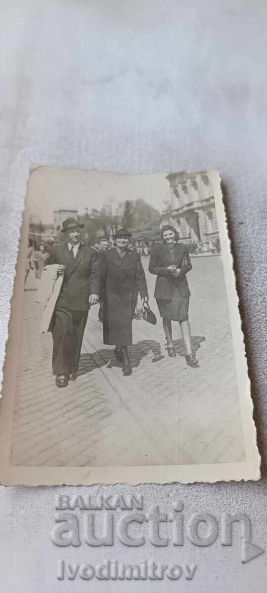 Fotografie Sofia Bărbat și două femei pe bd. Țar Osvoboditel