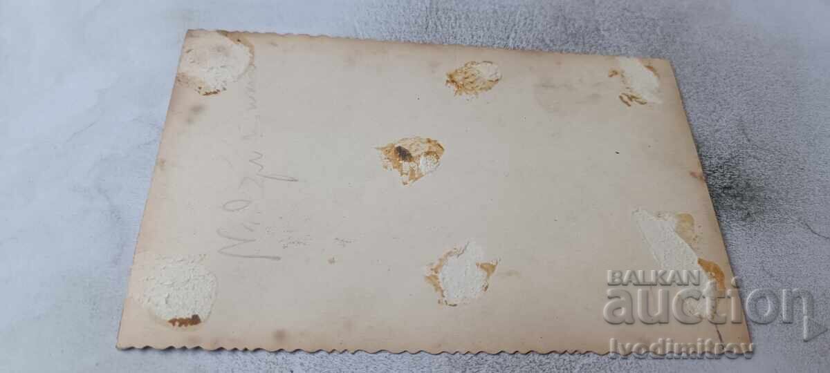 Fotografie Sofia Tânără femeie în fața intrării Palatului Regal cu preț € 1.18 | 2.31 BGN
