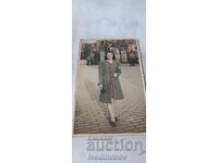 Fotografie Sofia Tânără femeie în fața intrării Palatului Regal